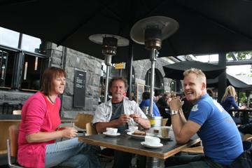 Op de koffie met NOS-0collega Wabe Roskom en zijn vriendin Pam.